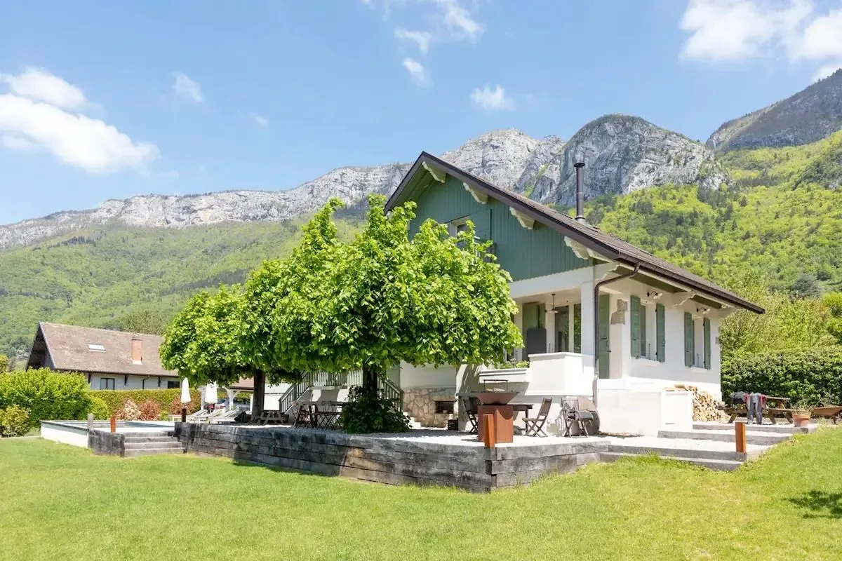 Maison au bord du lac, façade jardin — Le petit plat dans le grand