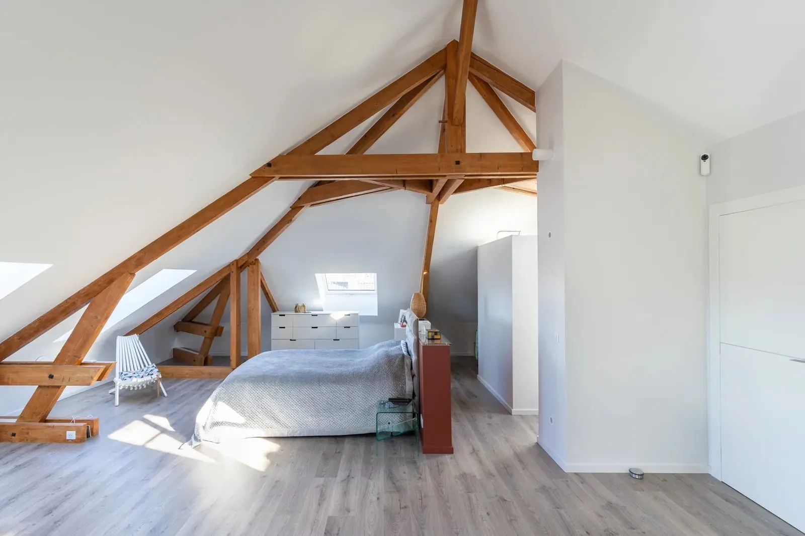 Suite dans les combles, vue 1 — La lumière fuse