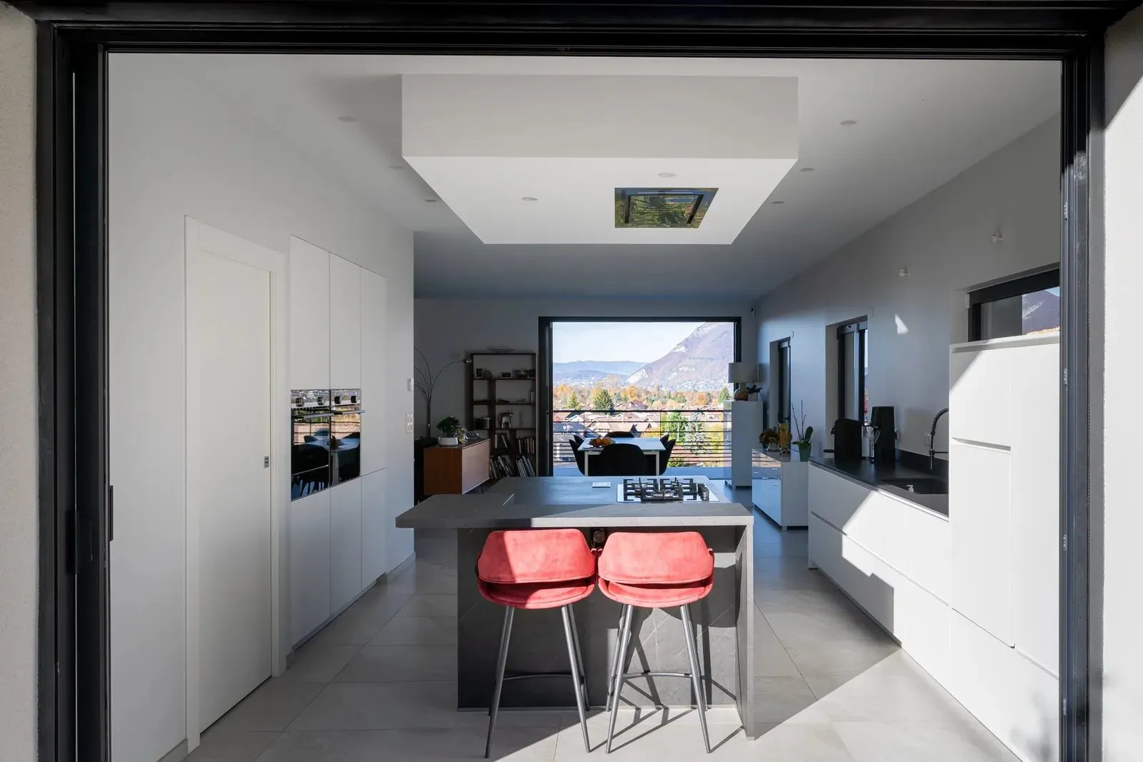 Cuisine, vue sur la terrasse — La lumière fuse