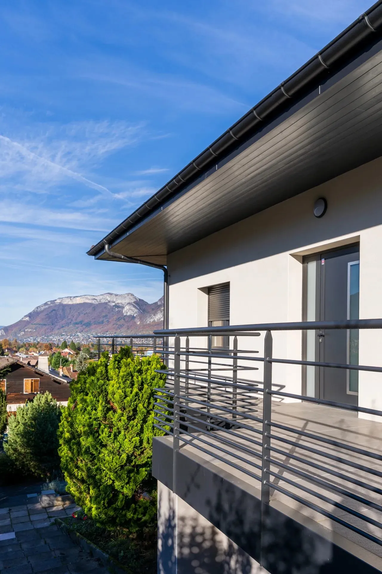 Extérieur, balcon avec vue — La lumière fuse