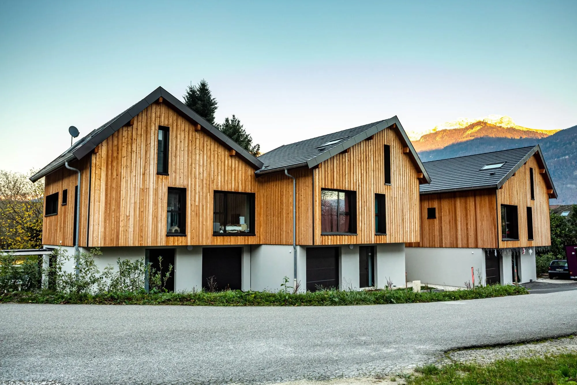 Maisons à Lathuile, vue 3 — 1+1 = 3