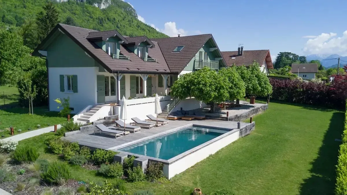 Maison au bord du lac, piscine — Le petit plat dans le grand