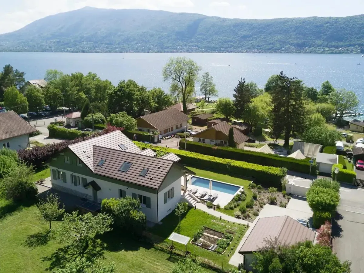 Maison au bord du lac, vue aérienne — Le petit plat dans le grand